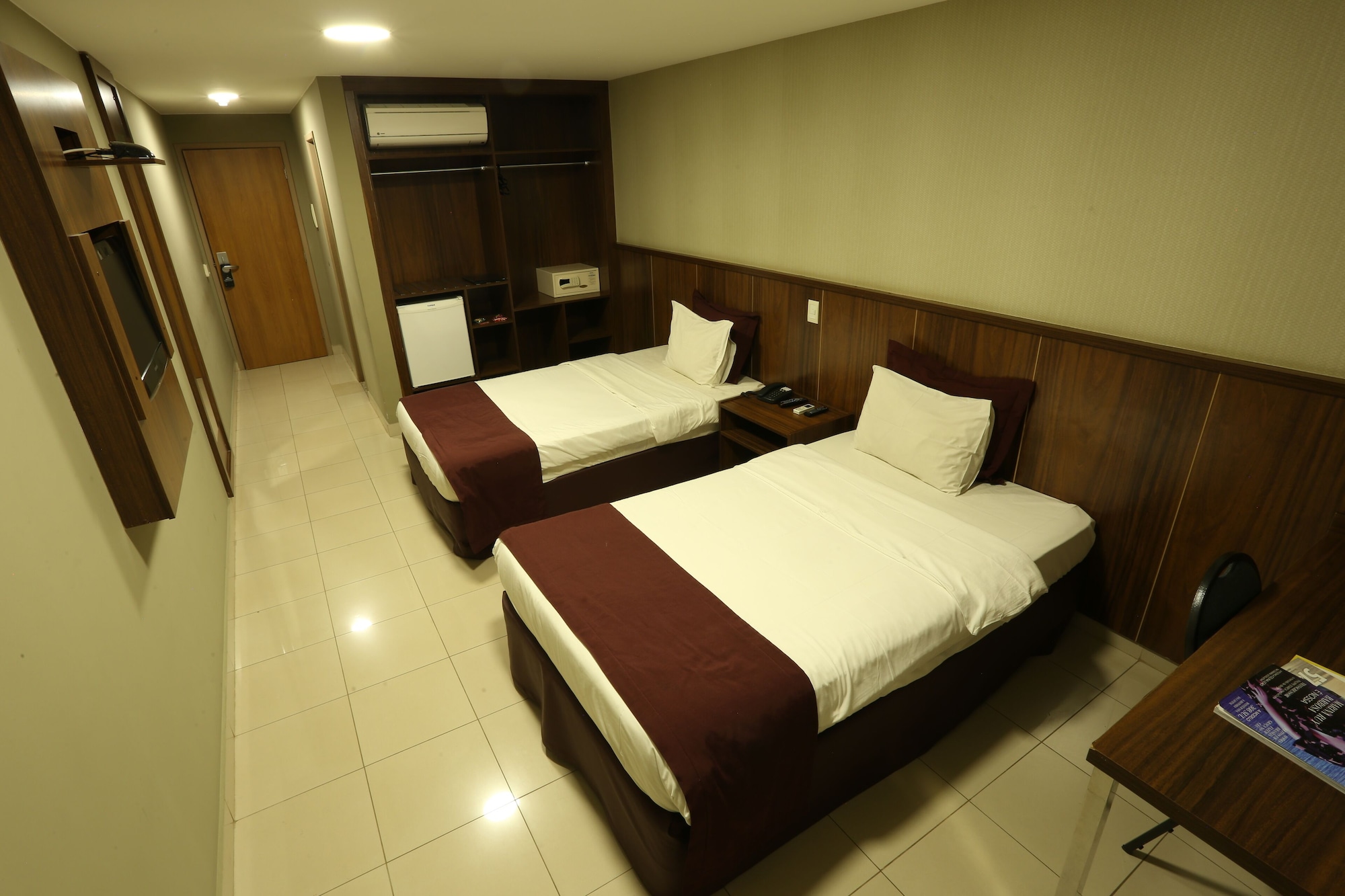 DELUXE, TWIN BEDS