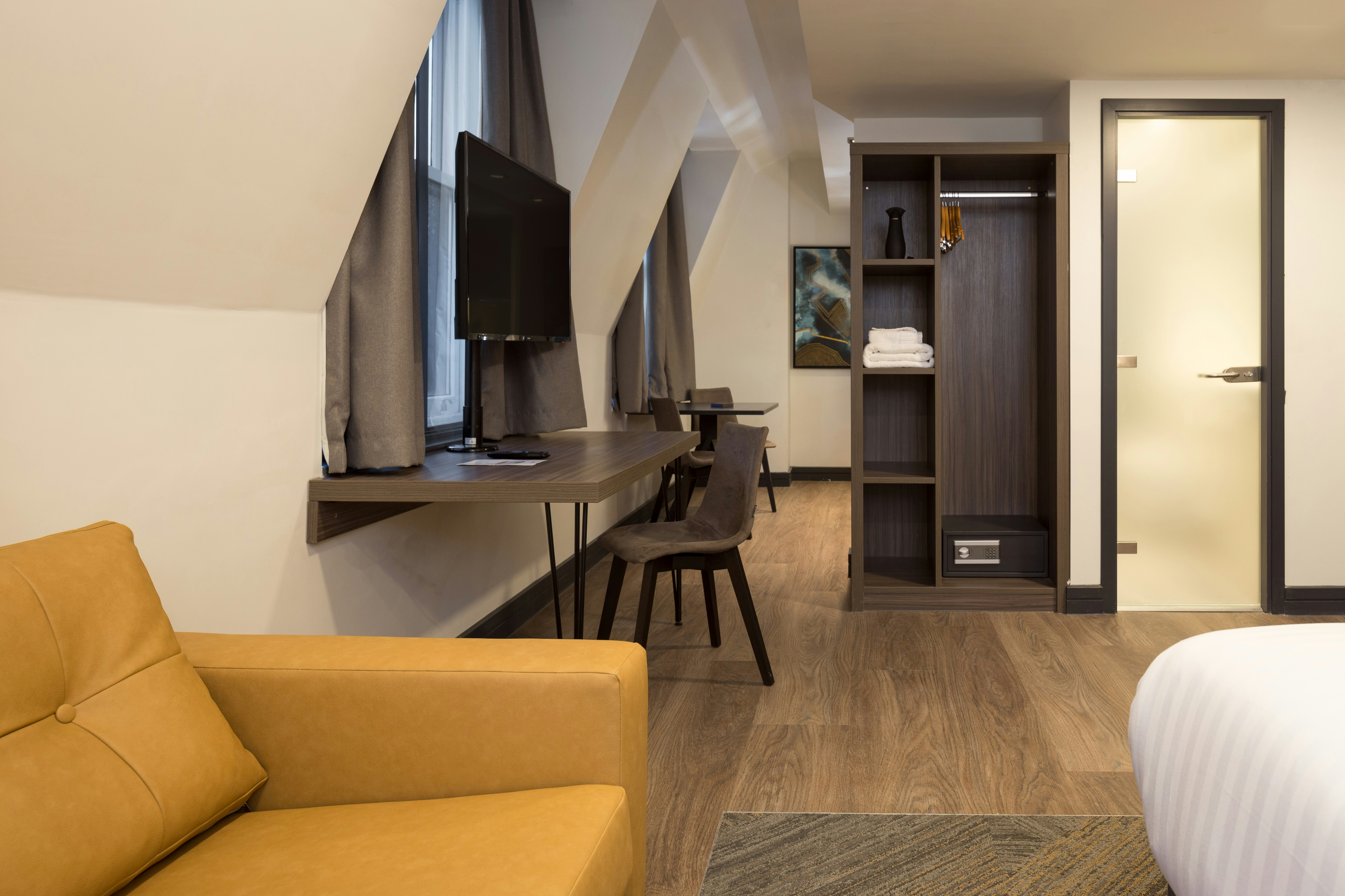 Roomzzz Manchester Victoria 40/52