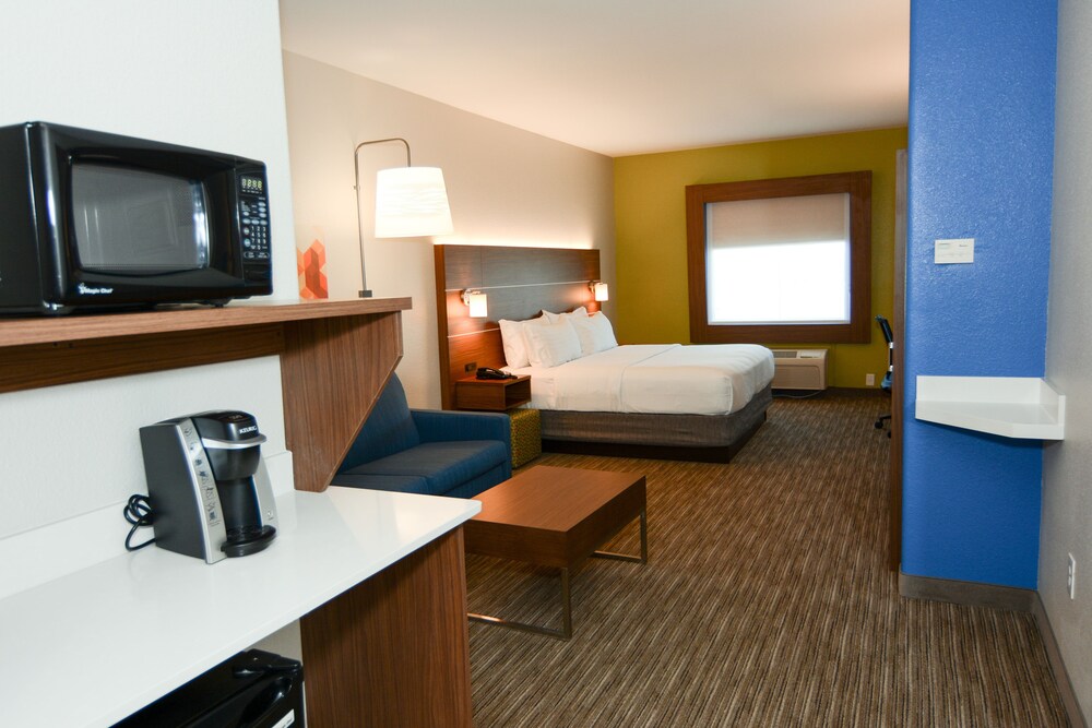 Holiday Inn Express Suites New Boston 18/51