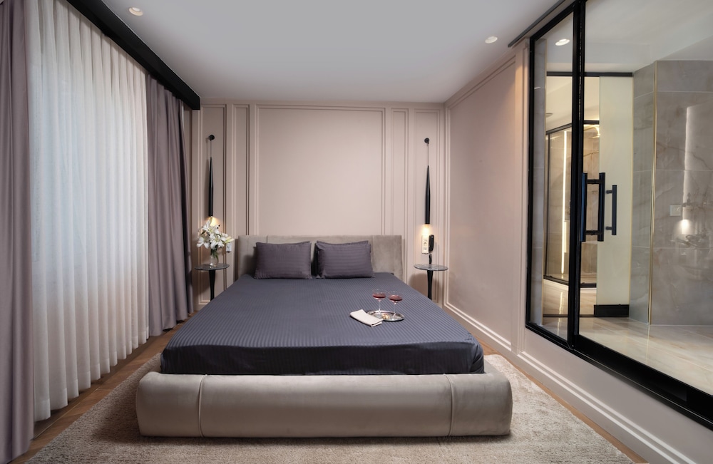EXECUTIVE, SUITE, HOT TUB