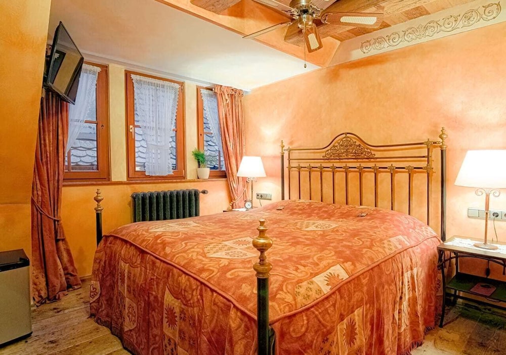 غرفة أساسية بسرير كينج