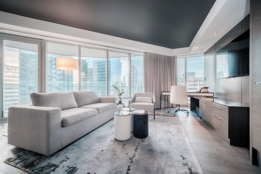 Paradox Hotel Vancouver 30/50