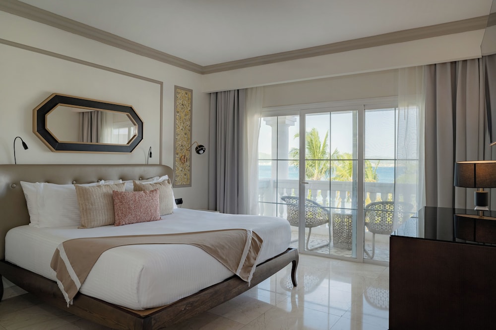 Suite, Single, 2 Double Beds, Sofa, Signature Level