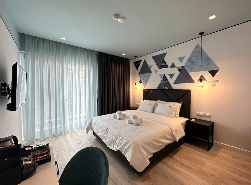 Urban Elephant Suites 12/24