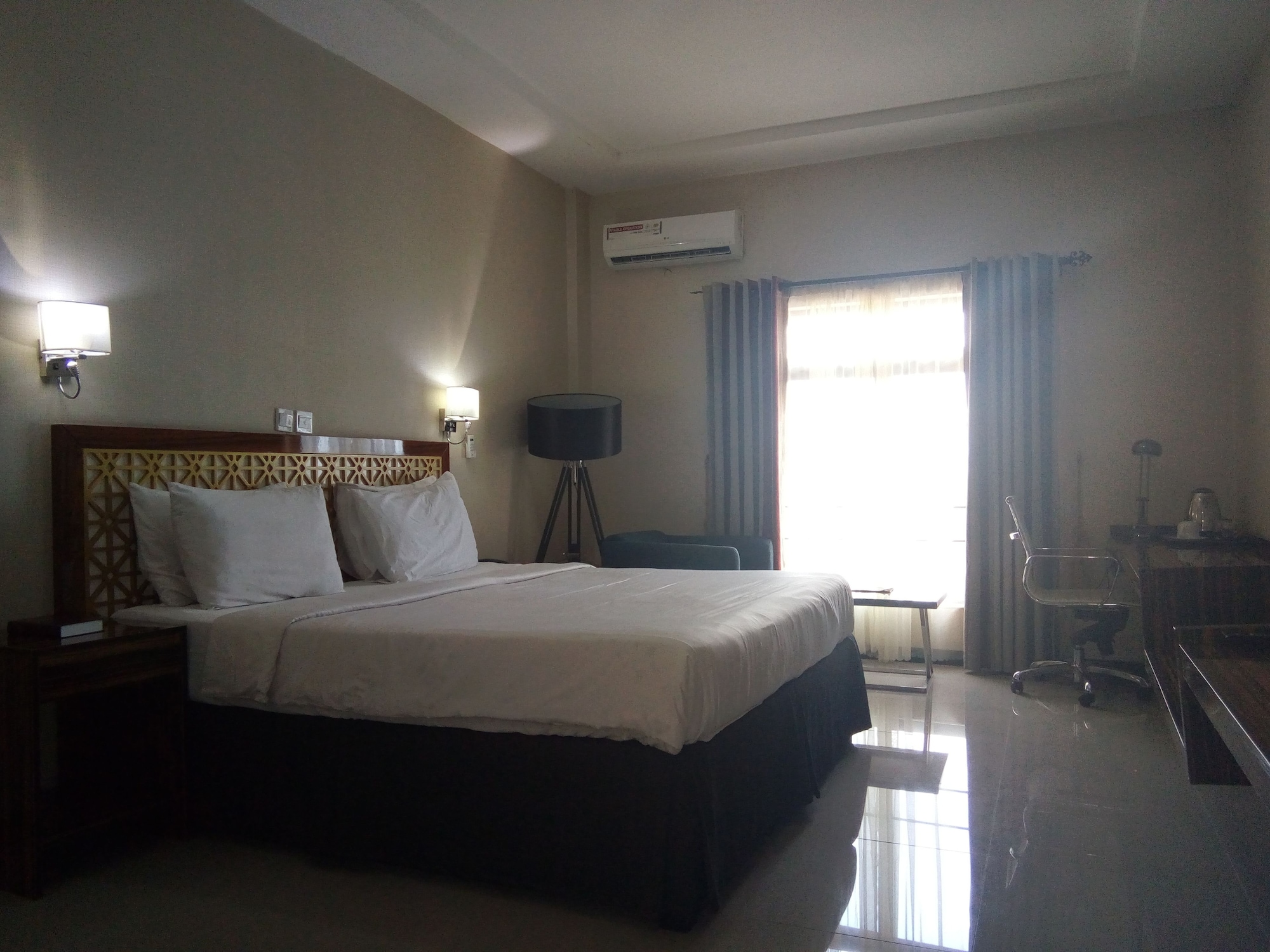 ROYAL, SUITE