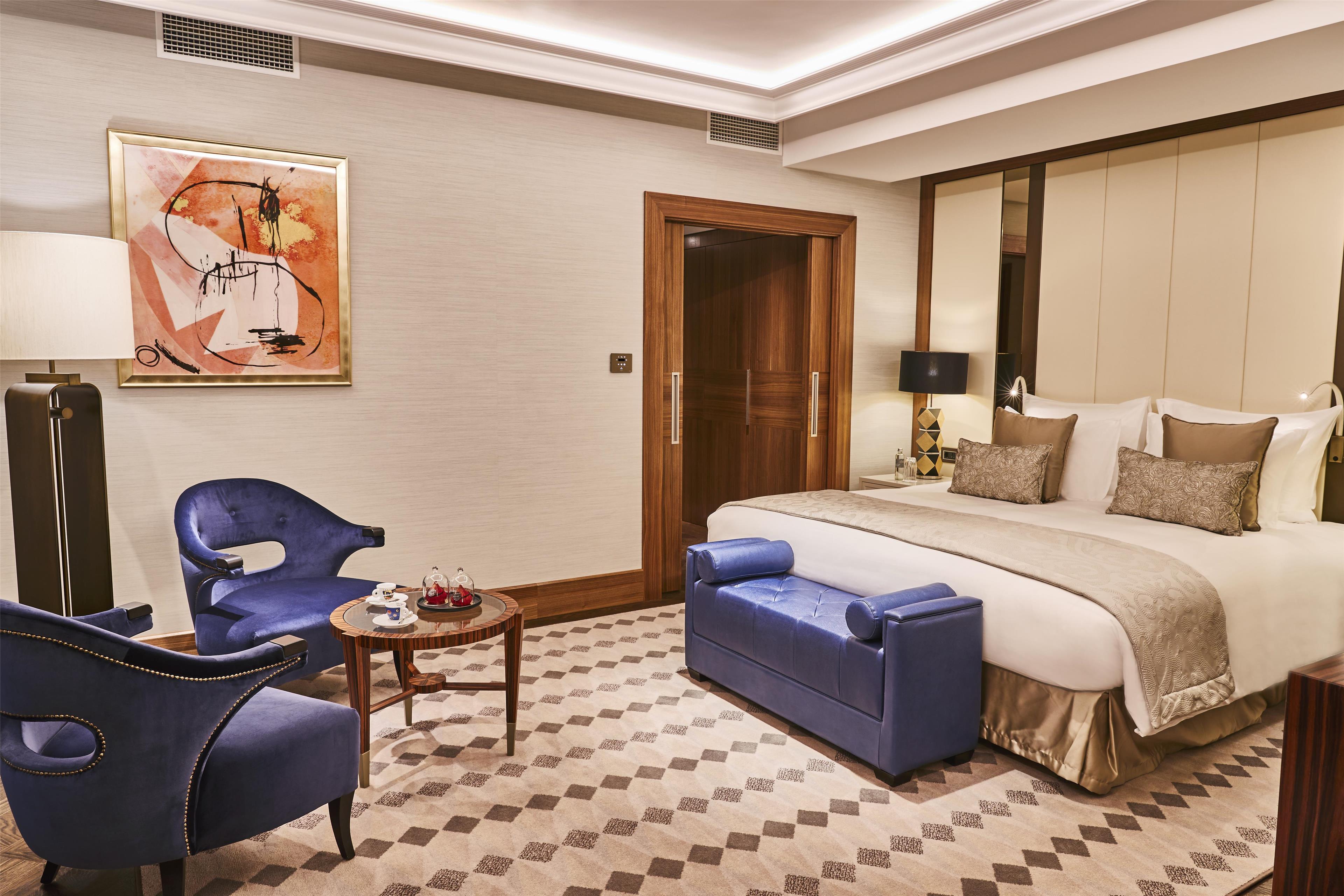 Diplomat, Suite
