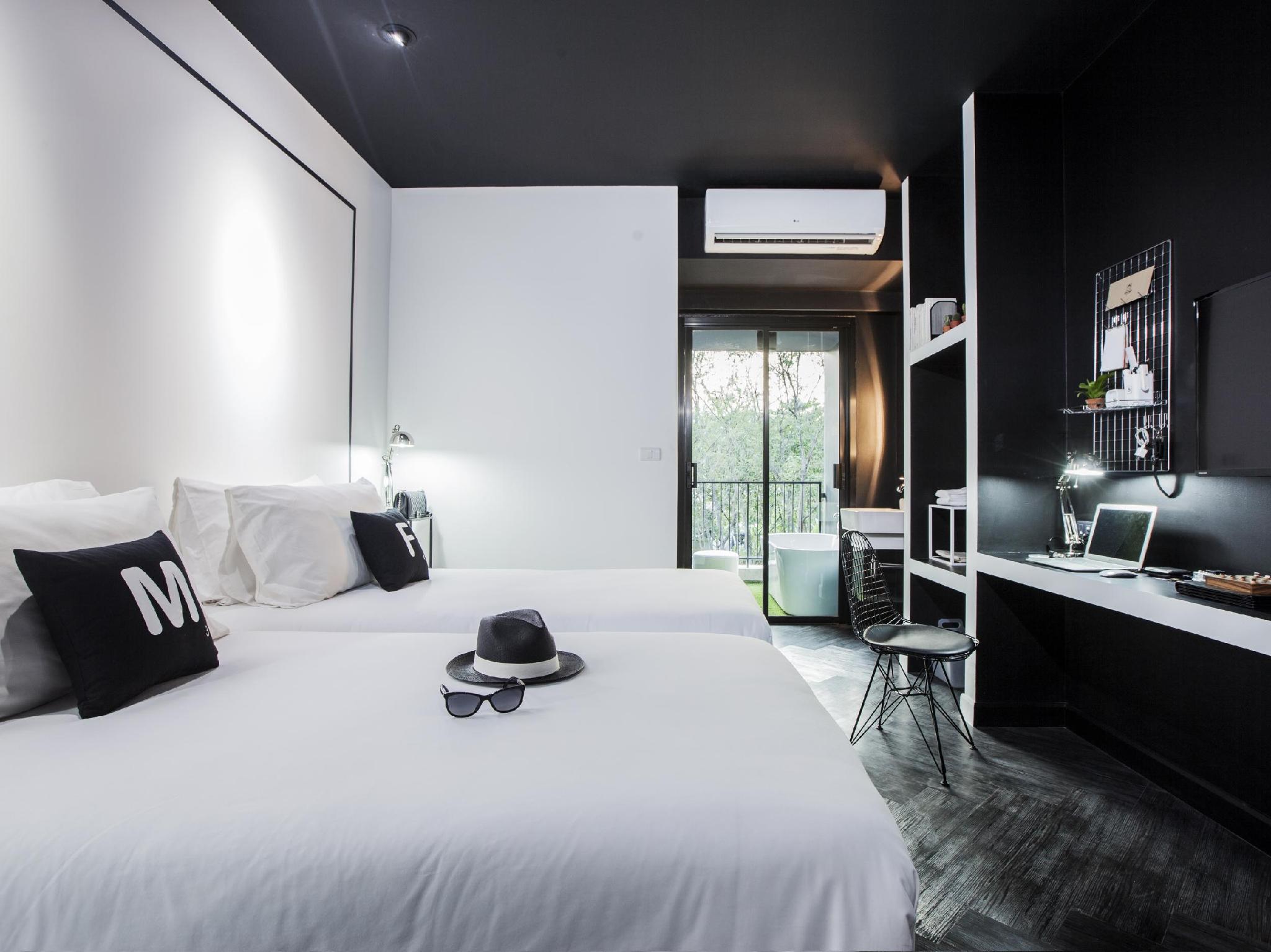 Deluxe Double Bed With Bathtub