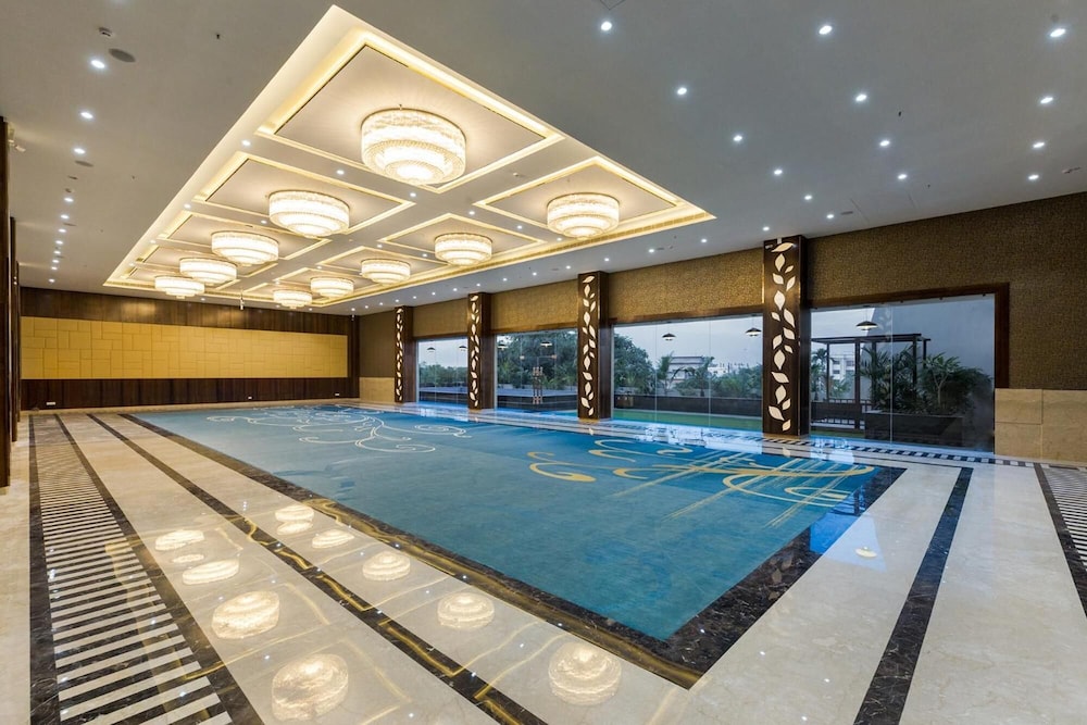 Hotel Saffron Crest 24/40