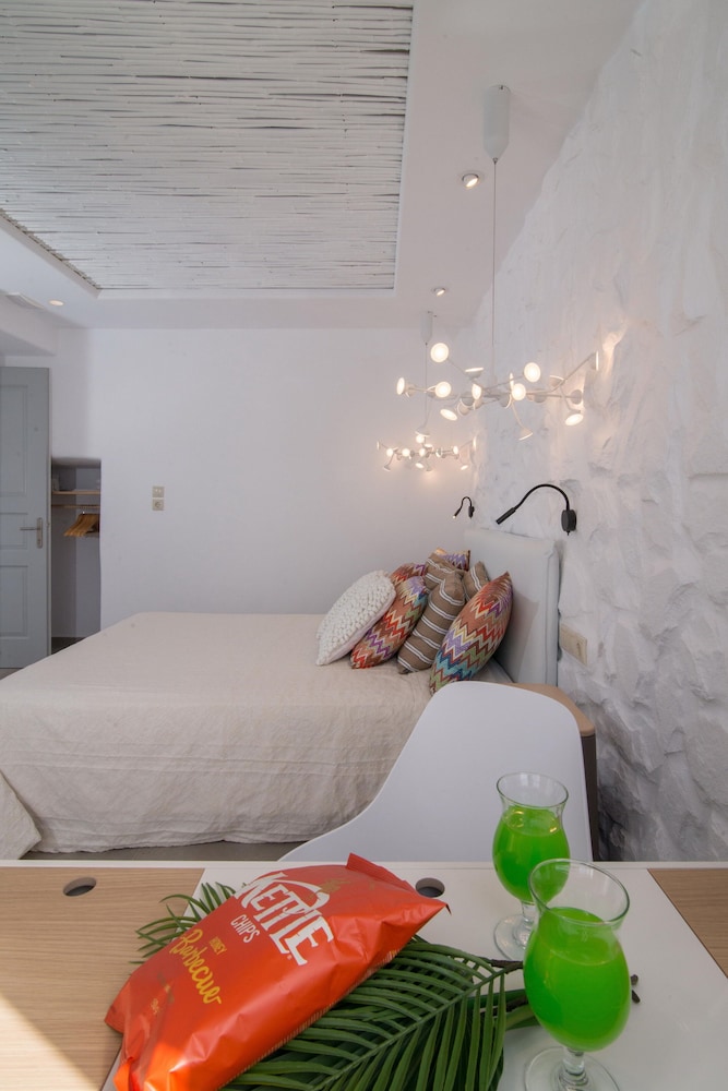 Spiros Hotel 36/83