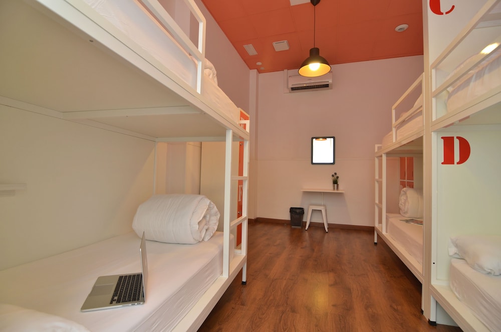 Far Home Atocha 33/50