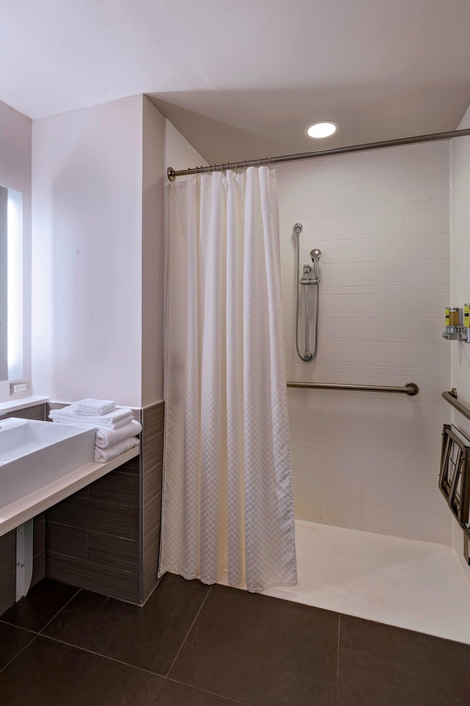 ROOM, KING BED, ACCESSIBLE