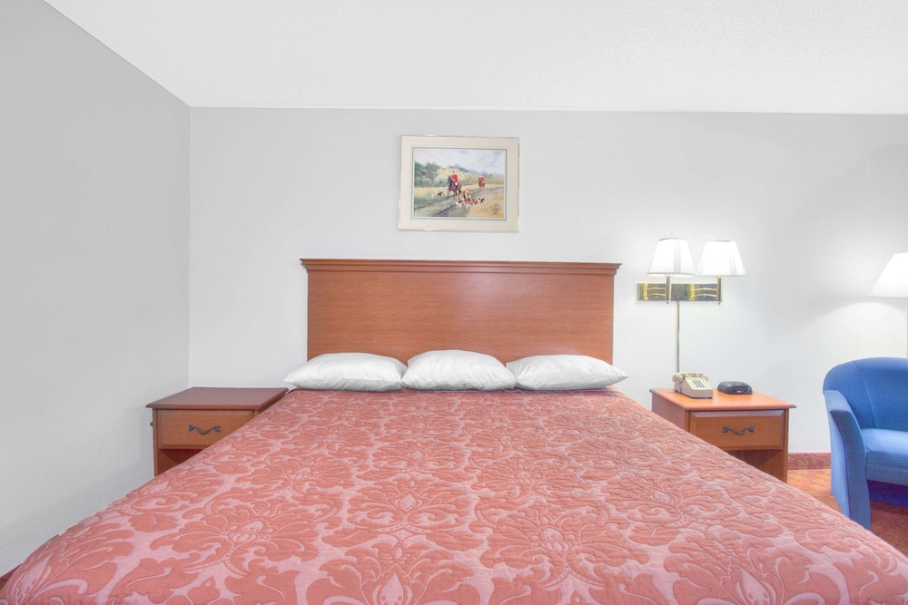 Super 8 by Wyndham Charlottesville 15/51