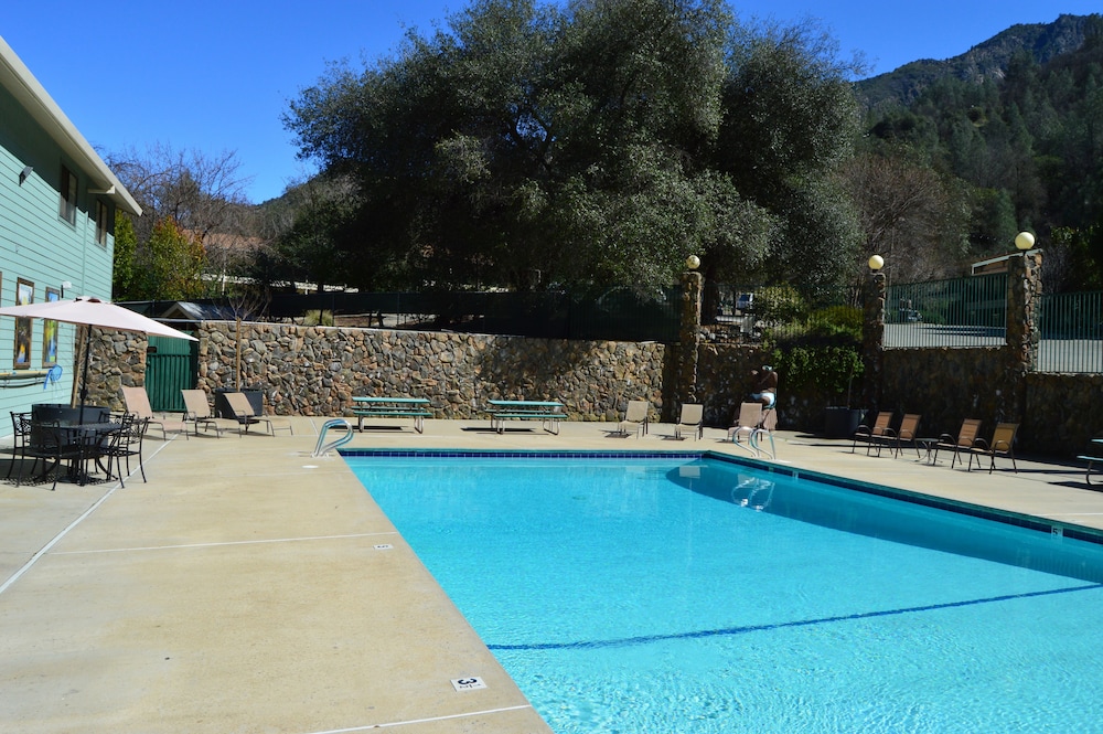 Yosemite Cedar Lodge 39/59