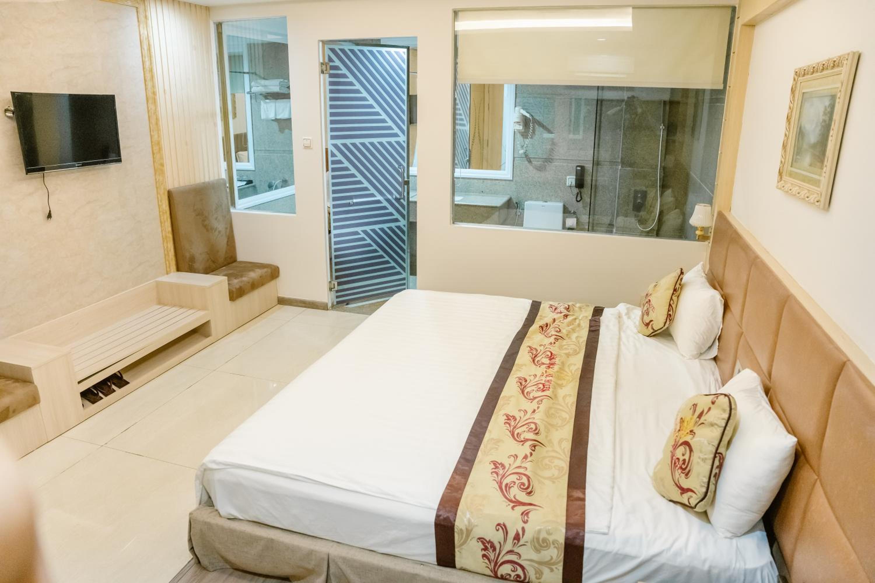Superior, Double Bed, No Window, Holiday One Hotel 2/2