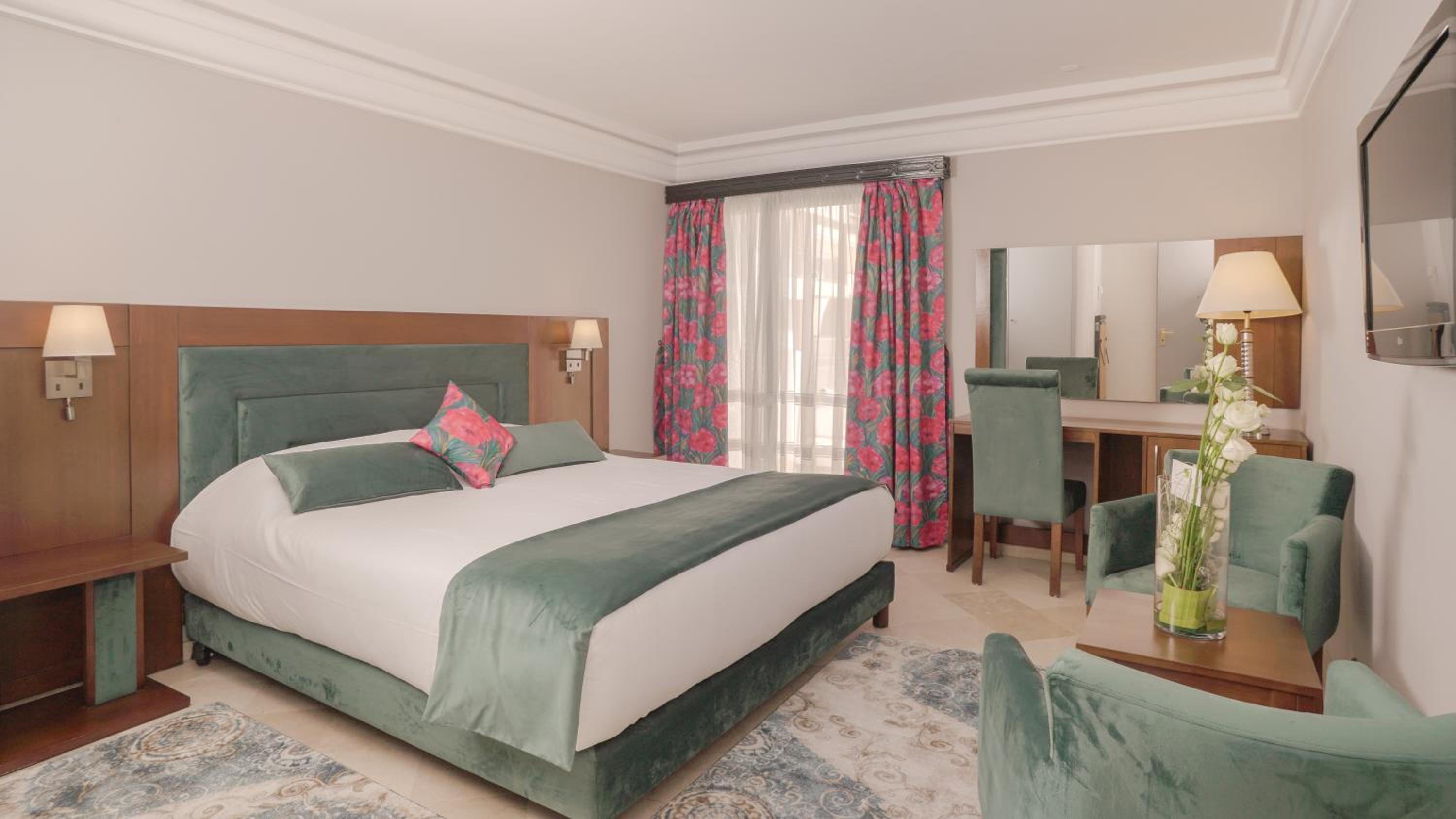 Ambassador, Suite, King Bed, Pool View