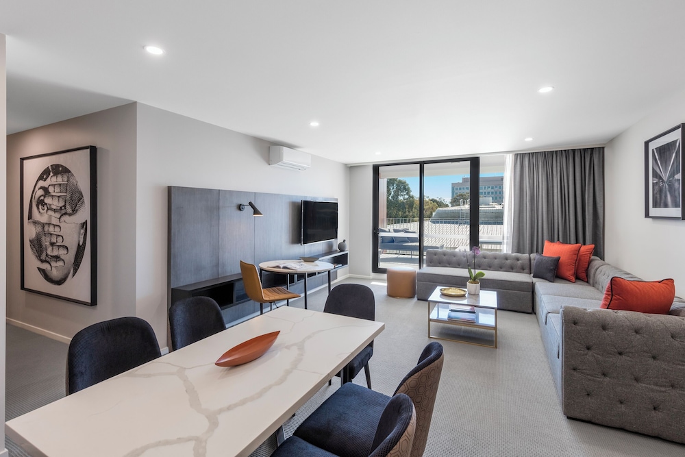 Deco Hotel Canberra 7/28