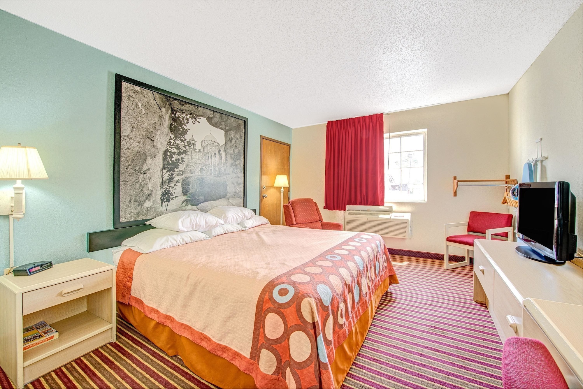غرفة قياسية بسرير كينج، Super 8 by Wyndham San Antonio/Fiesta 3/6