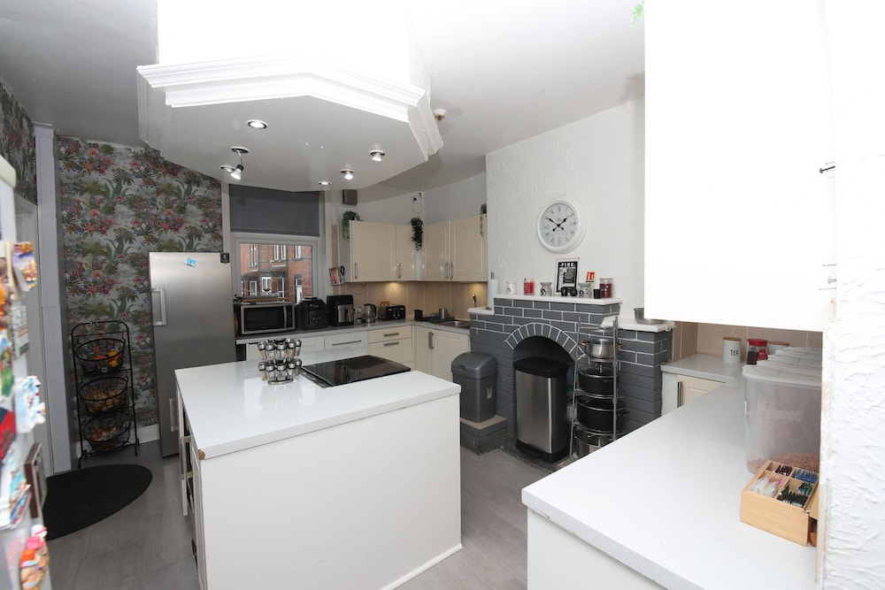 Woodville Lodge Leeds Free Parking Direct Bus to City Centre 30/45