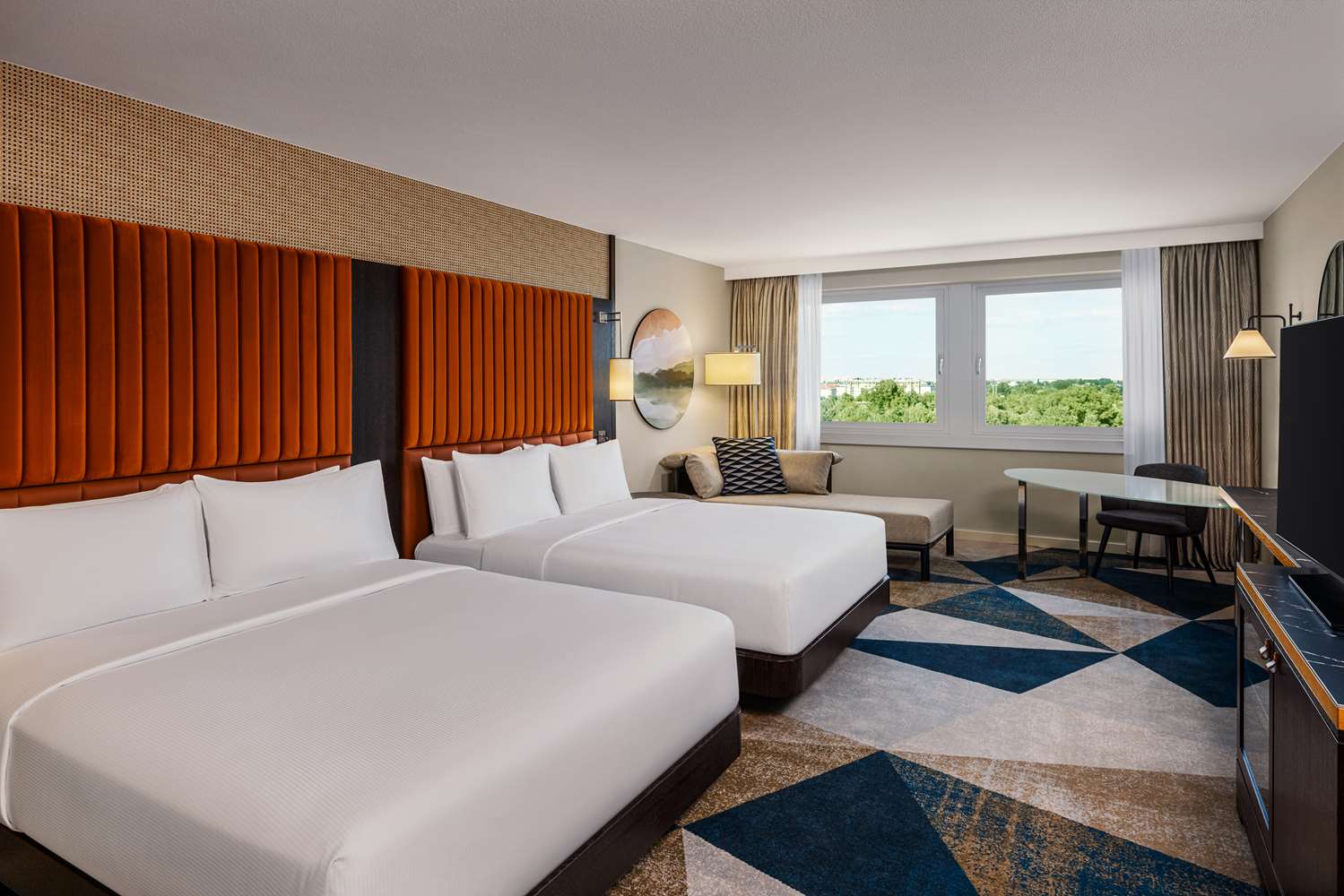 EXECUTIVE, 2 QUEEN BEDS, WATER FRONT