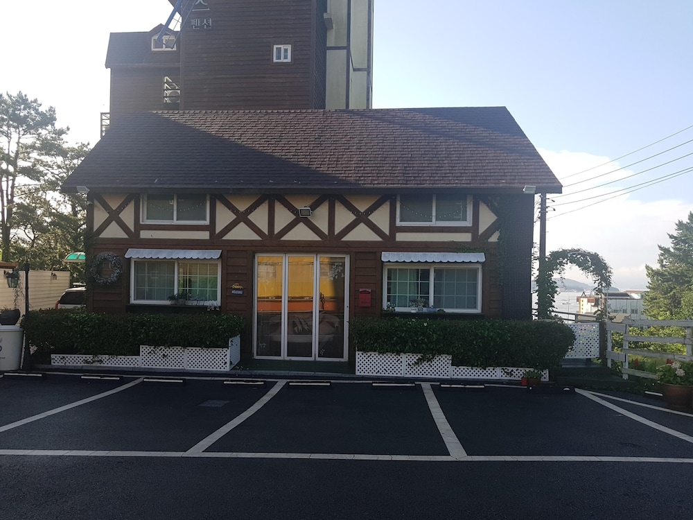 Tongyeong Pungcha Maeul Iris Pension 4/50