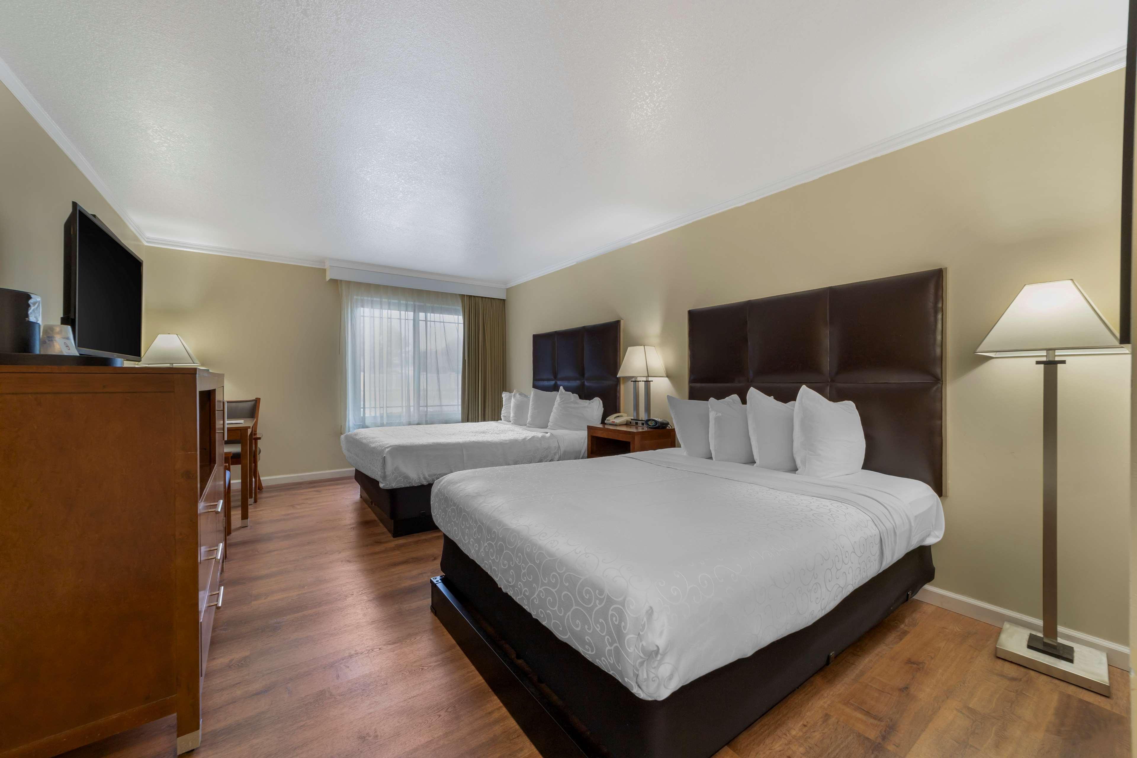Room, 2 Queen Beds, Partial Harbour View، Best Western Plus Northwoods Inn 5/9