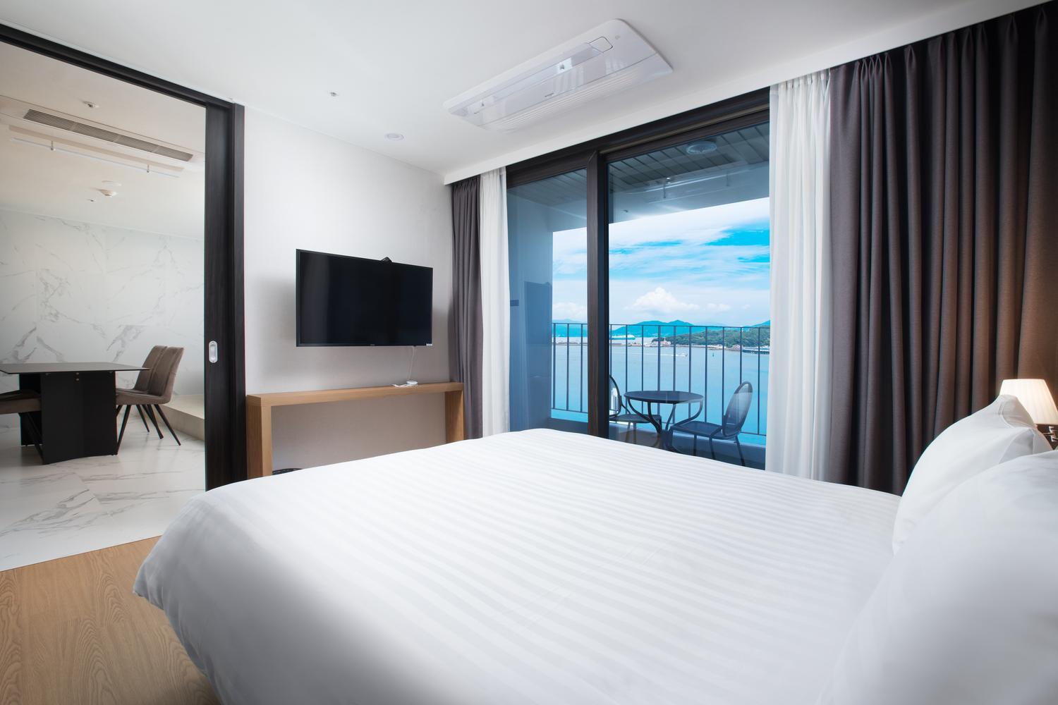 Ocean, Suite, Double and Twin Beds, Hot Tub