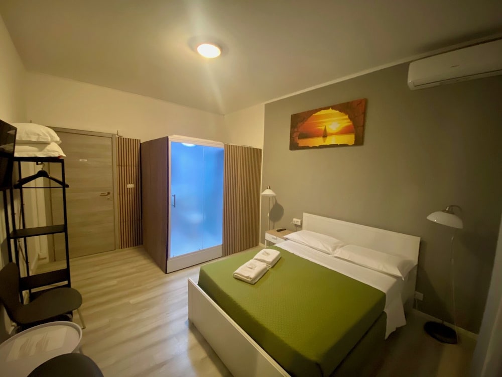 City, Queen Bed