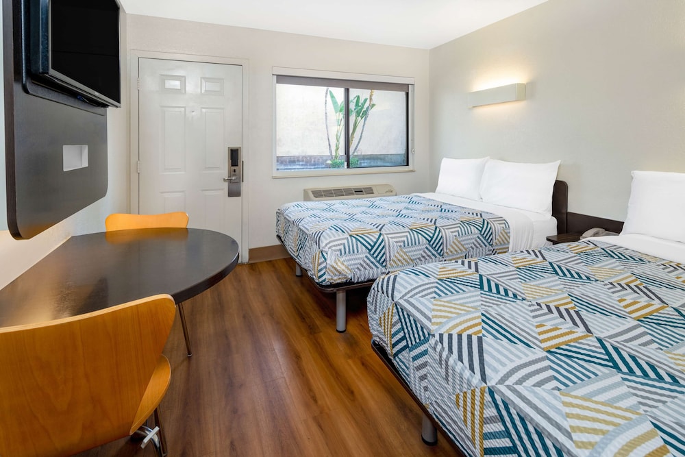 Motel6 Santa Barbara, CA - State Street 24/54