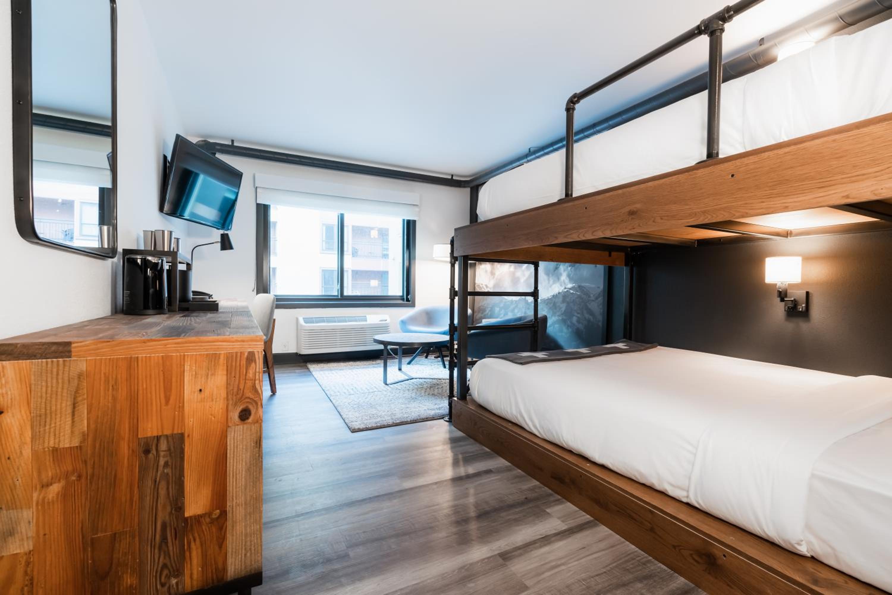 Room, Quadruple