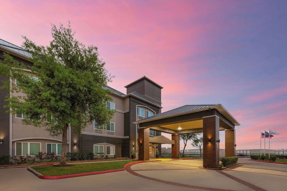 La Quinta Inn & Suites by Wyndham Angleton 2/50