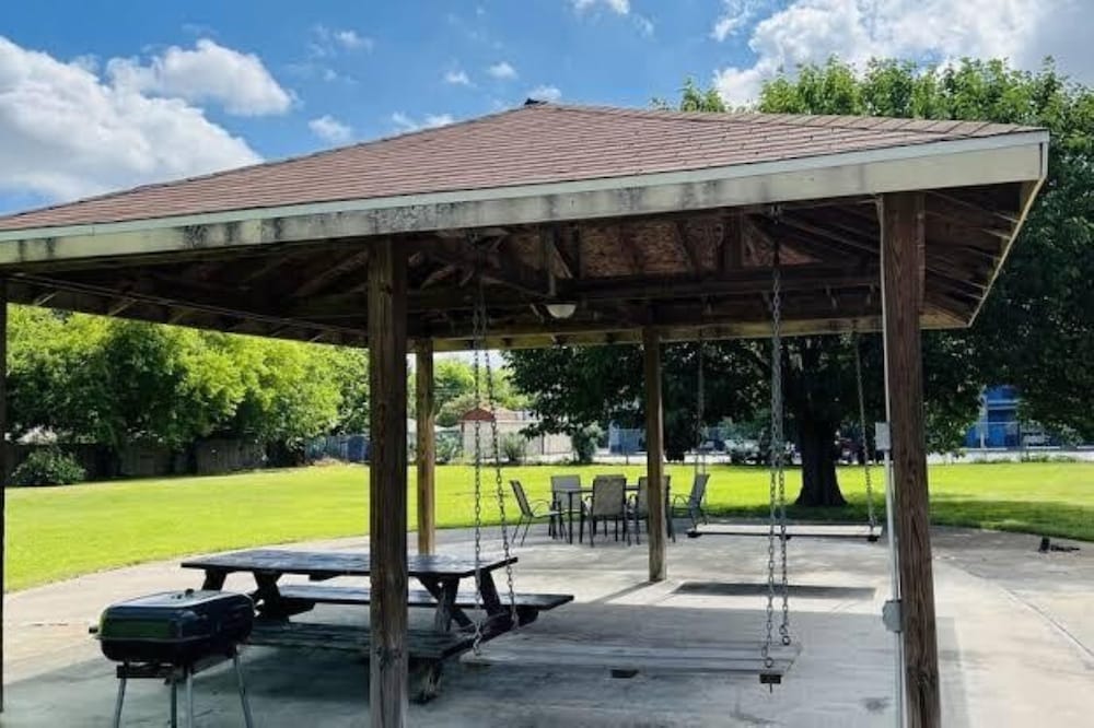 Regency Inn & Suites Houston East I 10 42/52