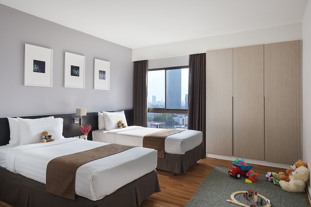 2 Bedrooms, Executive, King and Twin Beds