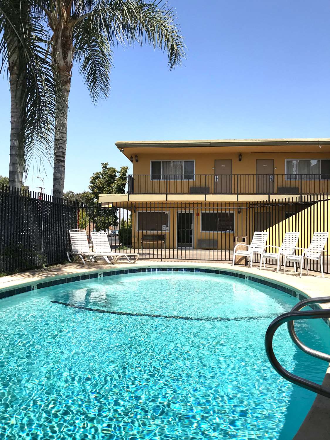 Americas Best Value Inn Visalia 2/7