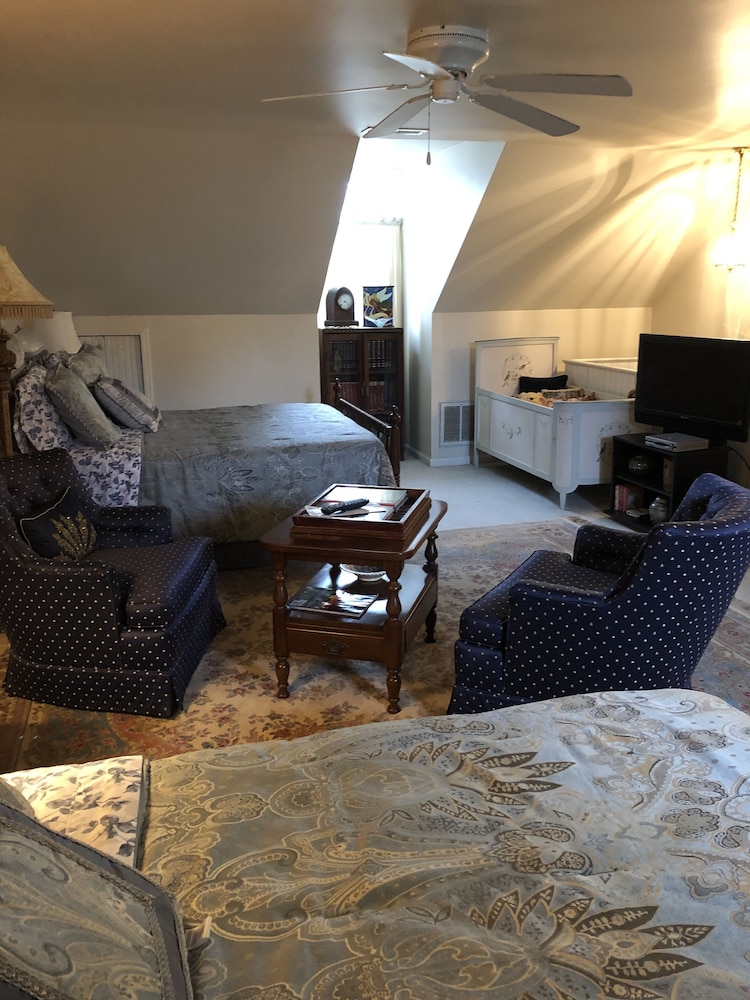 Angie's B&B 24/41