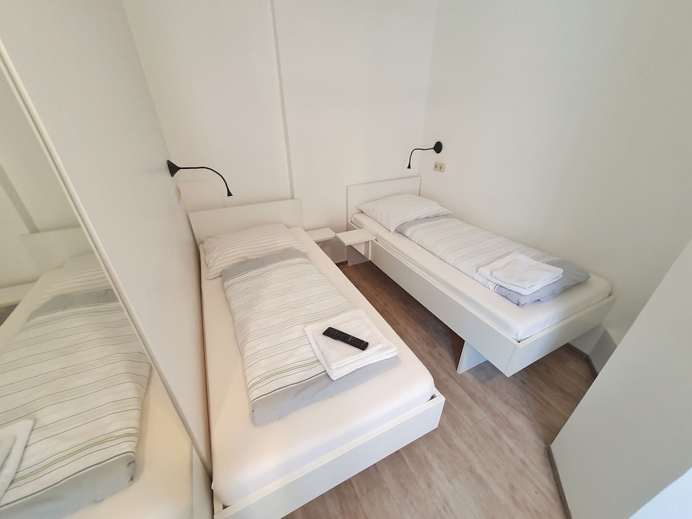 B & L Hostel 14/50