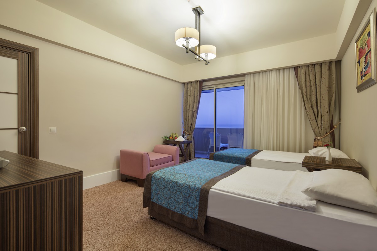 FAMILY ROOM SIDE SEA VIEW
