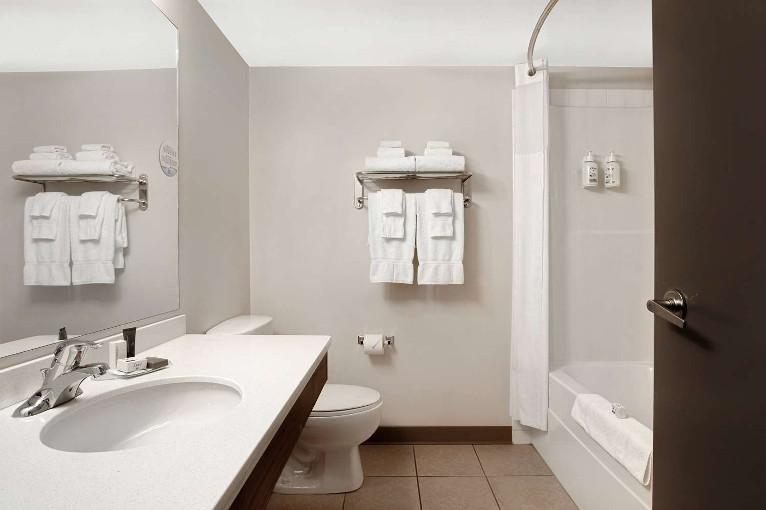 Days Inn by Wyndham Victoria Airport Sidney 31/34