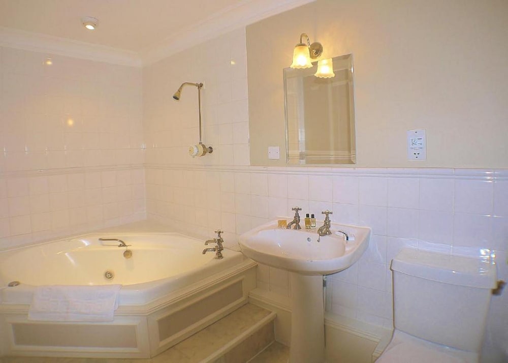 Hatton Court Hotel 46/48