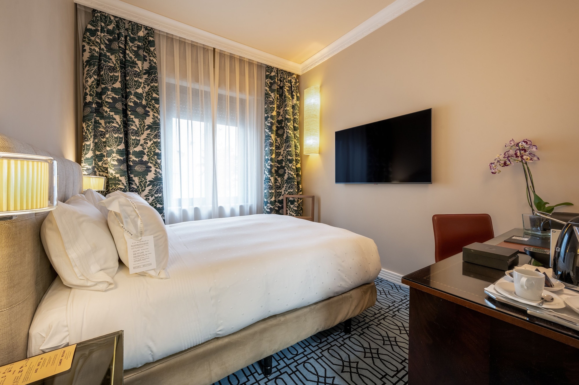 DELUXE, SINGLE, QUEEN BED