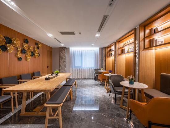 Super 8 Hotel (Beijing Sanlitun Taikoo Li Tuanjiehu Subway Station) 20/23