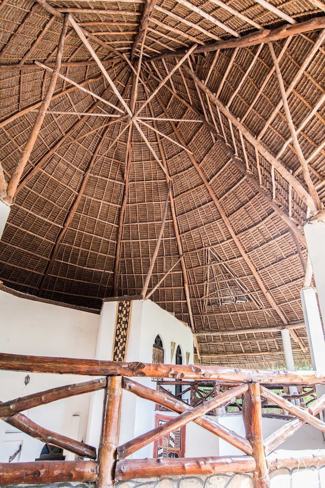 Casa Umoja Guesthouse 50/50
