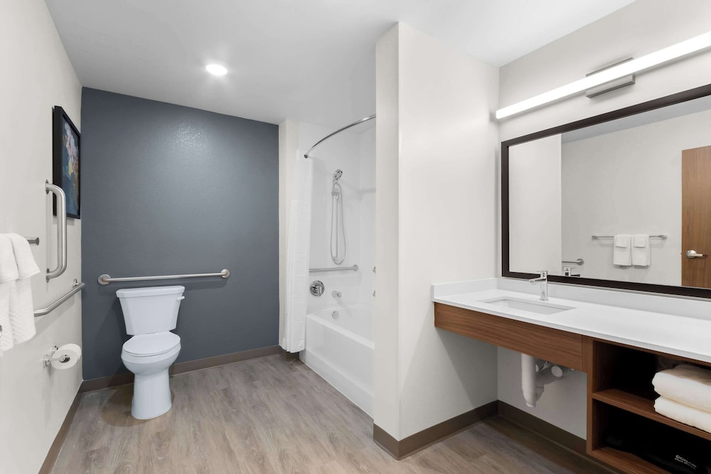 Everhome Suites Glendale Sports & Entertainment District 43/47