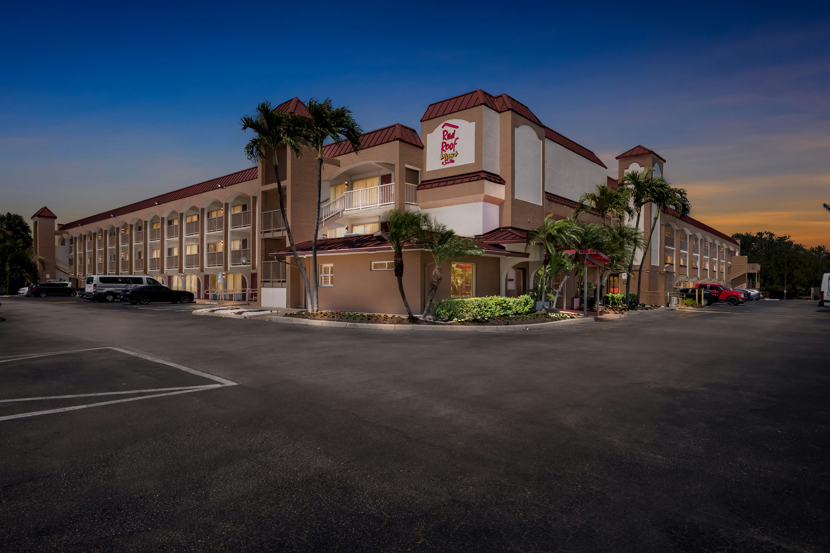 Red Roof PLUS & Suites Naples Downtown-5th Ave S 15/26