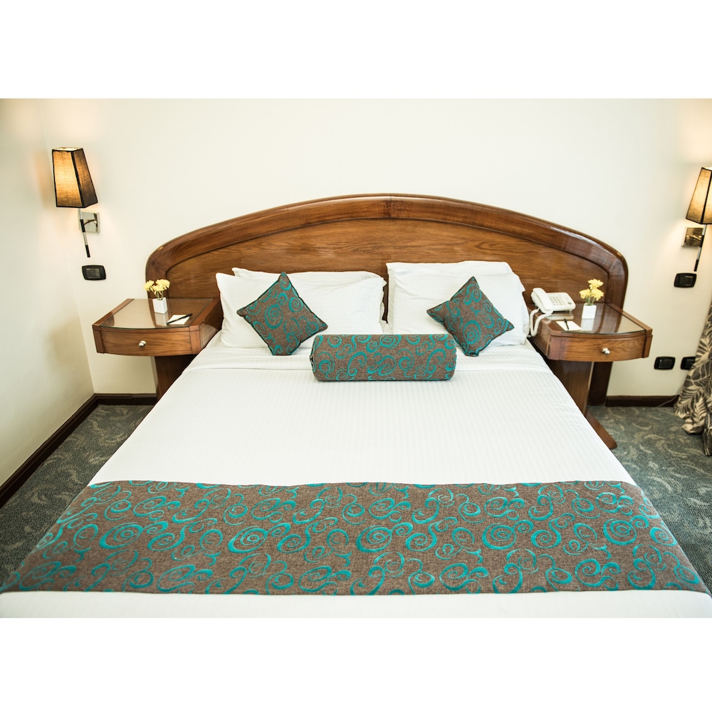 Cherry Maryski Hotel 18/50
