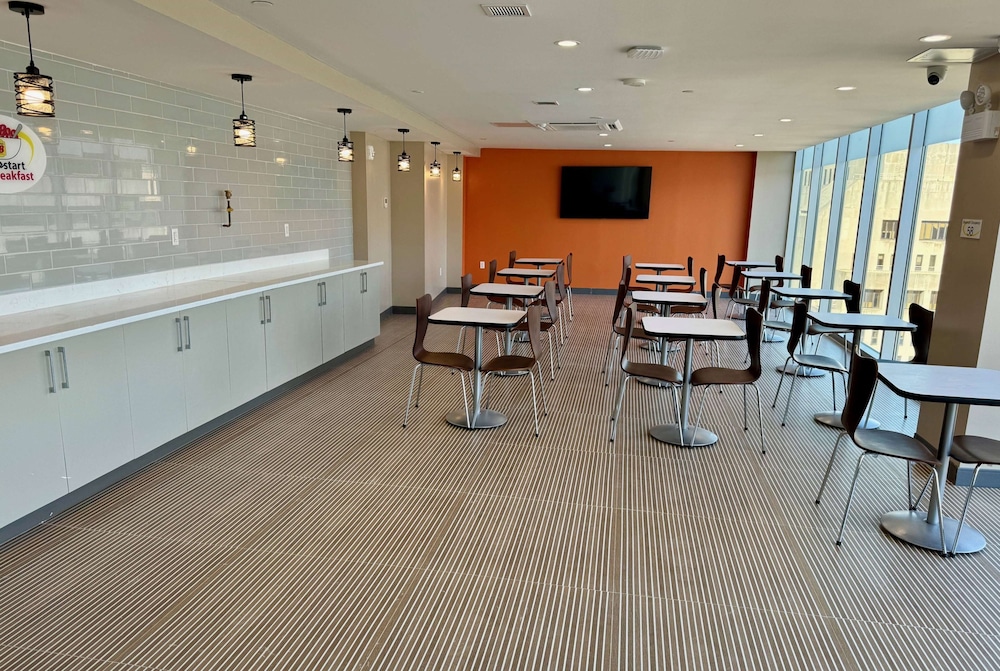 Super 8 by Wyndham Bronx Near Stadium 30/40