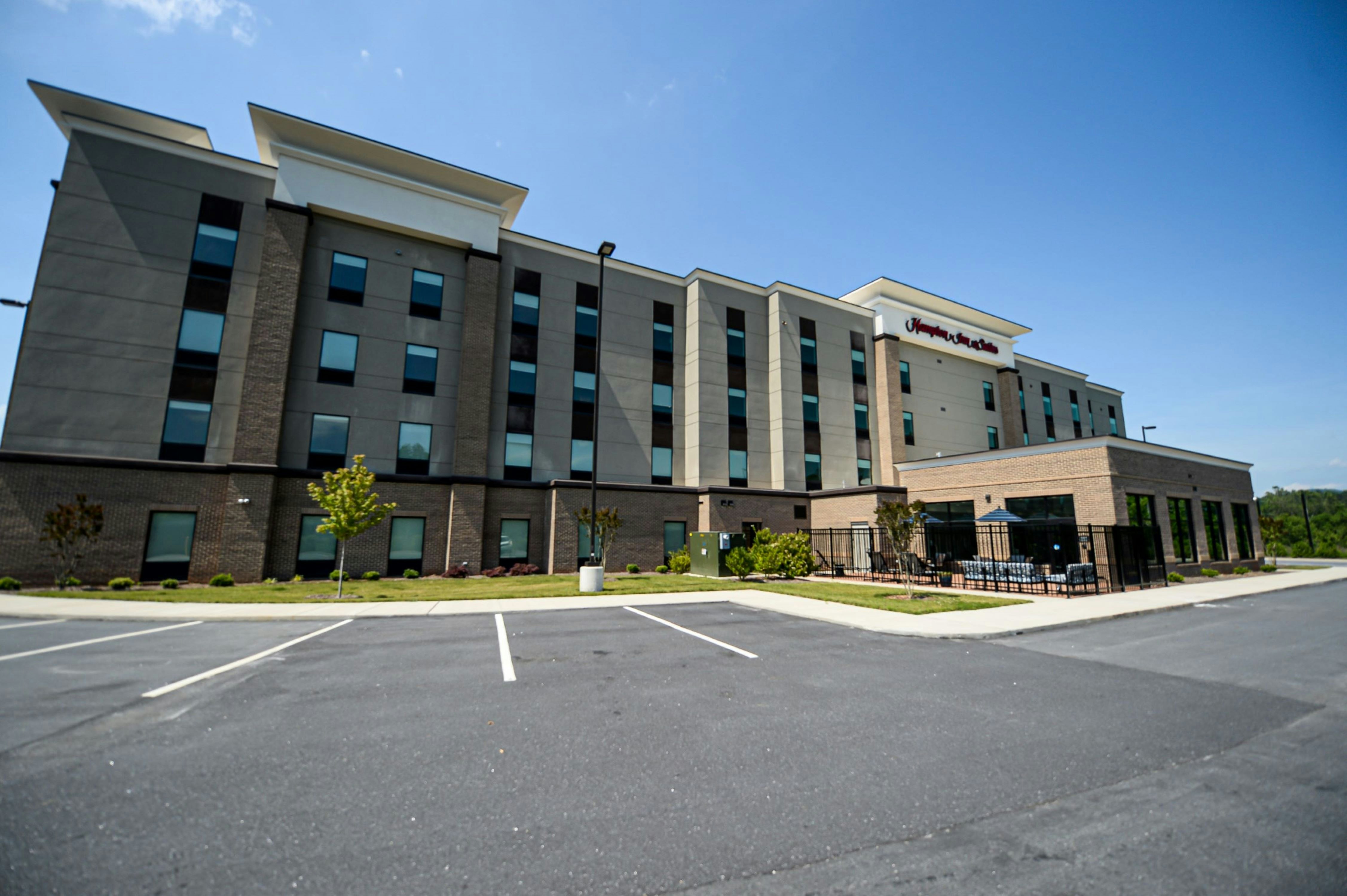 Hampton Inn Suites Lenoir Nc 73/76