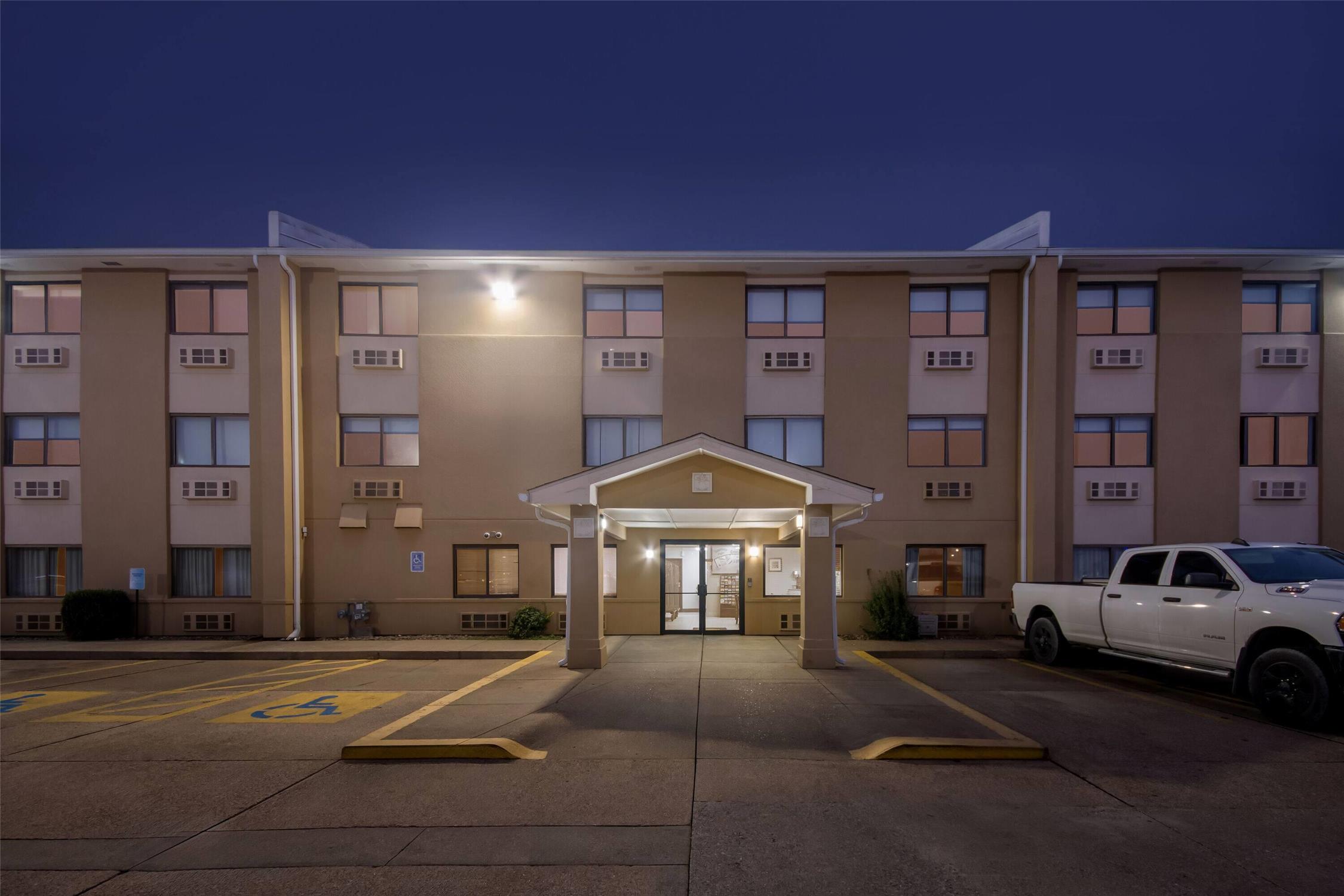 Super 8 by Wyndham Evansville East 3/16