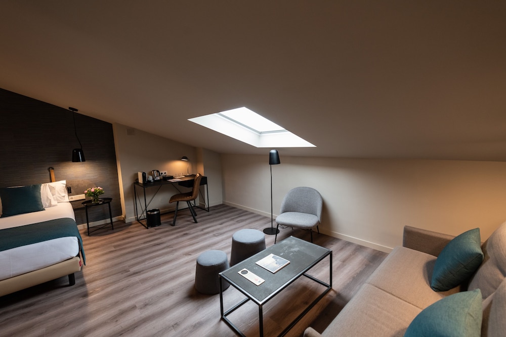 Atenea Rekord Suites 24/50