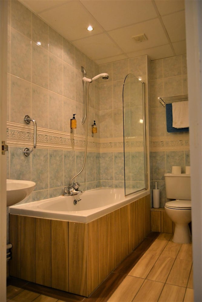 Oliver Cromwell Hotel 49/50