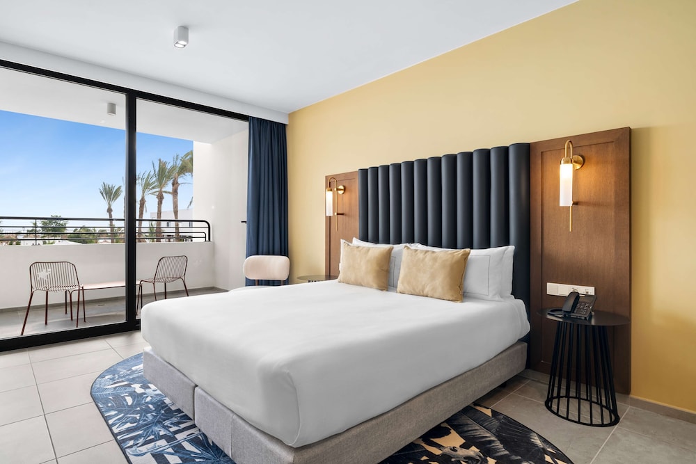 DELUXE, KING BED, CRUISE OCEAN VIEW